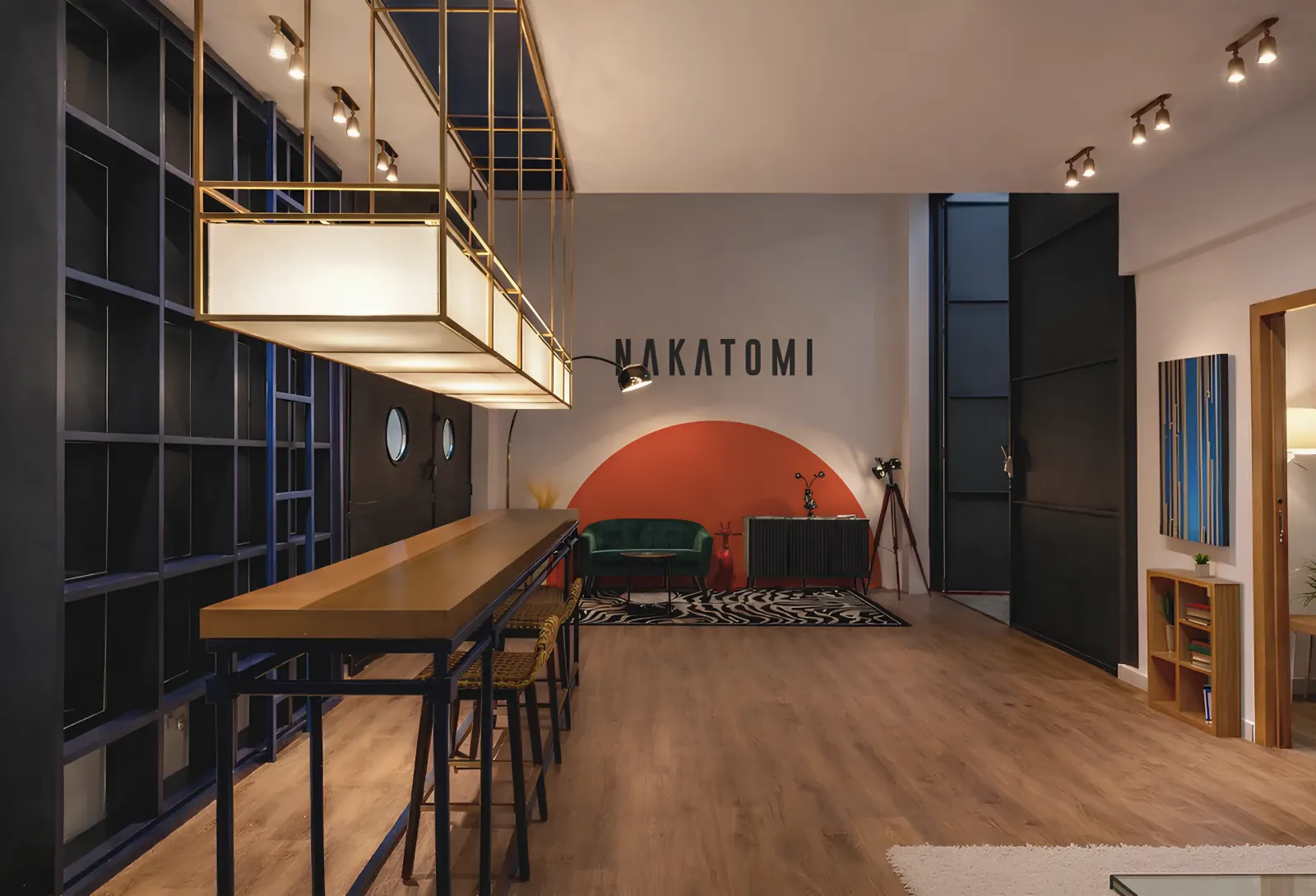 Hall de Nakatomi Estudios con la zona de cliente y el acceso a los platós